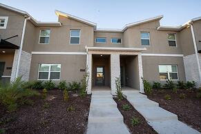 TH 4Br Walking Distance to Club