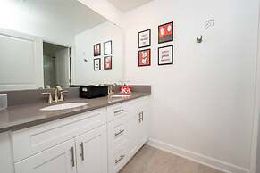 TH 4Br Walking Distance to Club