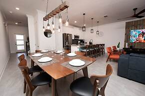 TH 4Br Walking Distance to Club