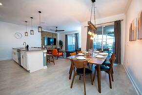 TH 4Br Walking Distance to Club