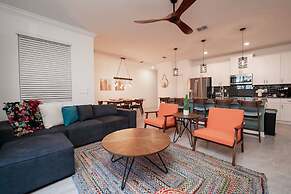 TH 4Br Walking Distance to Club