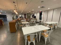 Newly Room in Cozy Hotel With Super Location Parks