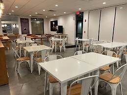 Newly Room in Cozy Hotel With Super Location Parks