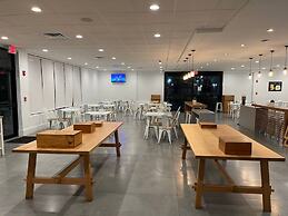 Newly Room in Cozy Hotel With Super Location Parks