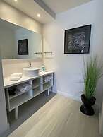 Newly Room in Cozy Hotel With Super Location Parks