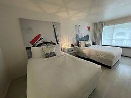 Newly Room in Cozy Hotel With Super Location Parks