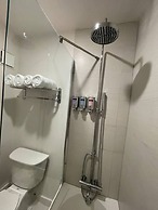 Newly Room in Cozy Hotel With Super Location Parks