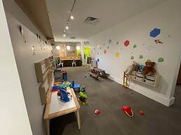 Newly Room in Cozy Hotel With Super Location Parks