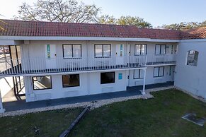 Impeccably Clean and Cozy Hotel Room