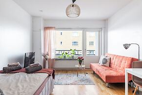 Central Studio Apartment with Balcony