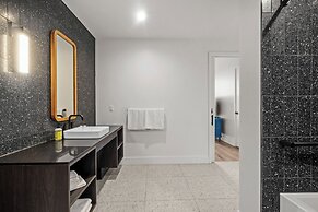 Modern Rainey St Oasis with Pool & Views