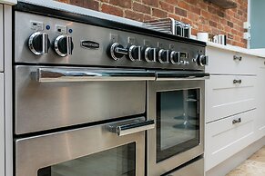 Lodge Farm - Stunning 3 BD with Garden