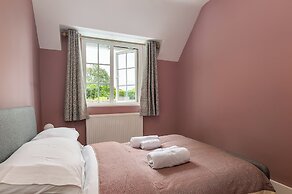 Lodge Farm - Stunning 3 BD with Garden