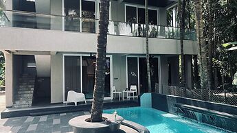 Waves By Jumbo Holidayz