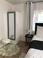 Charming Executive Studio, Solar Power, Wifi