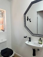 Charming Executive Studio, Solar Power, Wifi