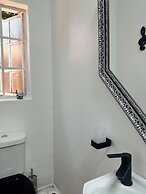 Charming Executive Studio, Solar Power, Wifi