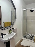 Charming Executive Studio, Solar Power, Wifi