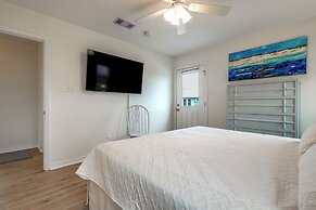 Gulf Shores Cottage w/ Water Views, Walk to Beach!