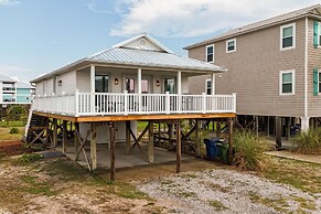 Gulf Shores Cottage w/ Water Views, Walk to Beach!