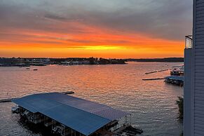 Lakefront Condo in Osage Beach: Balcony + Views!