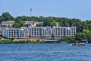 Lakefront Condo in Osage Beach: Balcony + Views!