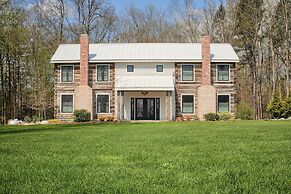 Eclectic Ulster County Cabin w/ Private Hot Tub