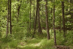 Eclectic Ulster County Cabin w/ Private Hot Tub
