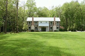 Eclectic Ulster County Cabin w/ Private Hot Tub