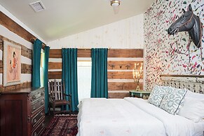 Eclectic Ulster County Cabin w/ Private Hot Tub