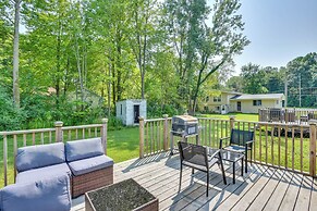 2 Mi to Warren Dunes: Sawyer Apartment w/ Deck!