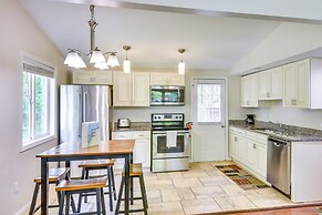 2 Mi to Warren Dunes: Sawyer Apartment w/ Deck!