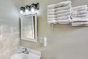 2 Mi to Warren Dunes - Bright Sawyer Apartment!