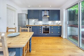 Charming Hampstead Retreat with Patio