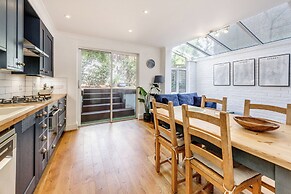 Charming Hampstead Retreat with Patio