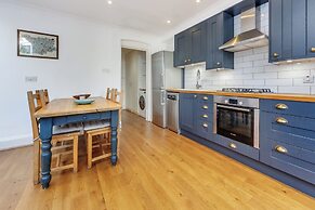 Charming Hampstead Retreat with Patio