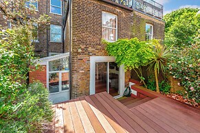 Charming Hampstead Retreat with Patio