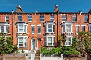 Charming Hampstead Retreat with Patio