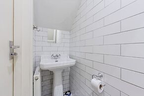 Charming Hampstead Retreat with Patio