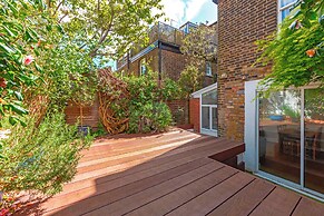 Charming Hampstead Retreat with Patio