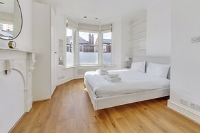 Charming Hampstead Retreat with Patio