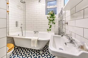 Charming Hampstead Retreat with Patio