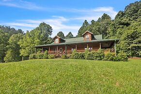 Cozy Mountain Retreat W/ Scenic Views 3 Bedroom Home by RedAwning