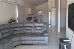 Beach-view 2 Bed Apartment Sleeps 4 - Free Parking