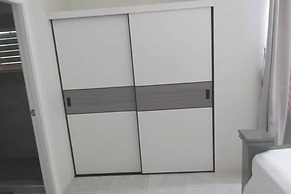 Beach-view 2 Bed Apartment Sleeps 4 - Free Parking