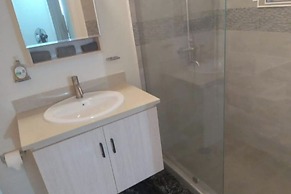 Beach-view 2 Bed Apartment Sleeps 4 - Free Parking