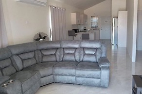 Beach-view 2 Bed Apartment Sleeps 4 - Free Parking