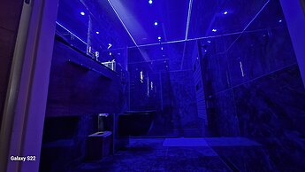 AKA LOVE ROOM