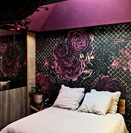 AKA LOVE ROOM