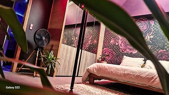 AKA LOVE ROOM